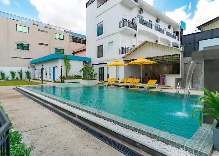 Hotel Glow Inn Poolside