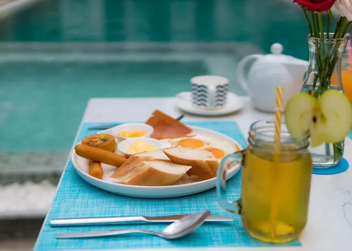 Glow Inn Poolside Hotel 4*